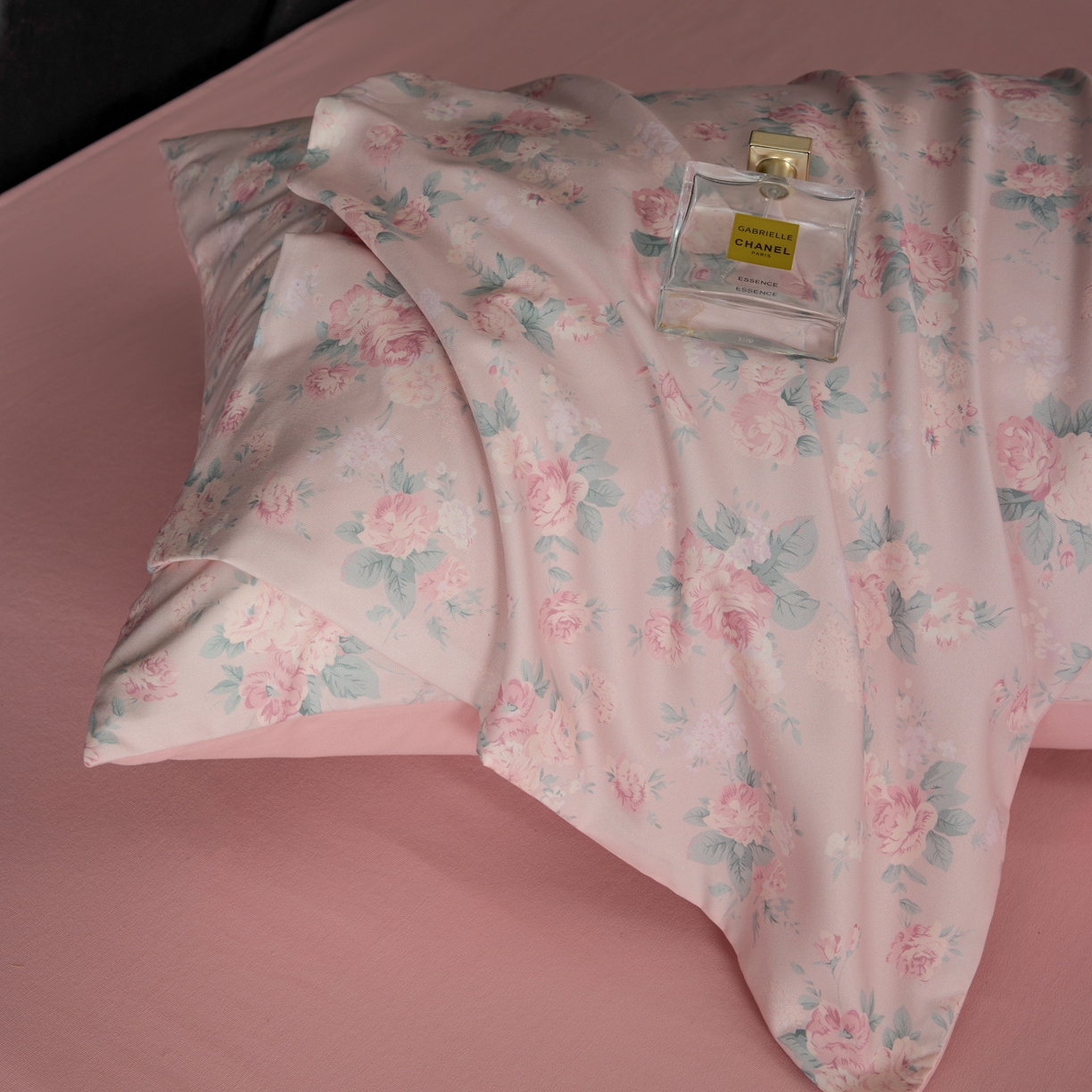 91家纺网 家纺一手货源 找家纺 丽卡家纺 2025新款数码印花有氧双层纱四件套 典雅粉