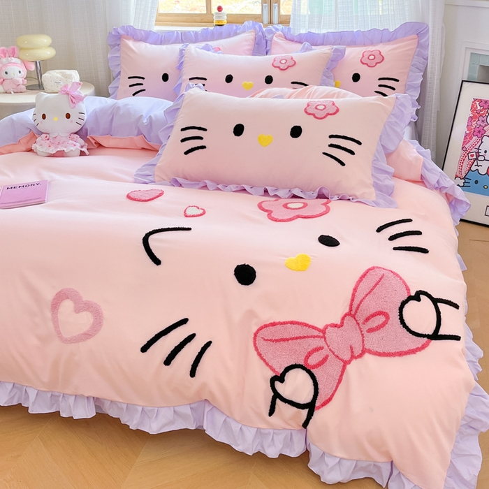 91家纺网 家纺一手货源 找家纺 泉欣家纺 2025新款网红可爱卡通公主风毛巾绣花水洗棉四件套（专版花型）甜甜猫咪 甜甜猫咪-粉紫