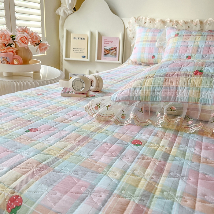 91家纺网 家纺一手货源 找家纺 网红馆 2025新款水洗棉印花床盖四件套 格子草莓