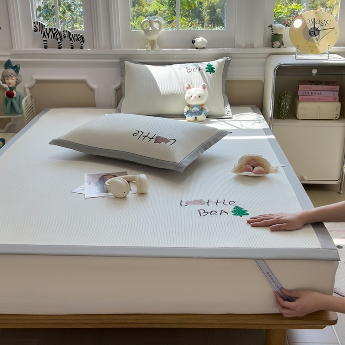 91家纺网 家纺一手货源 找家纺 席世家2025新款满天星绣花豆豆席 小熊树