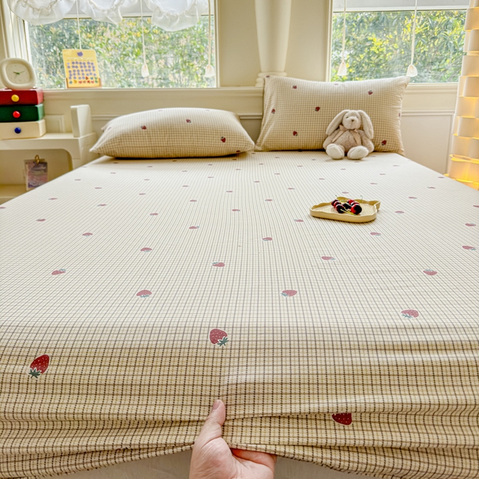 91家纺网 家纺一手货源 找家纺 2025新款全棉床单床笠 格子草莓 床笠款