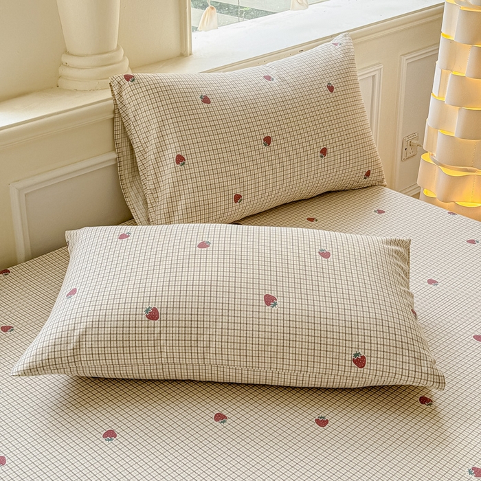 91家纺网 家纺一手货源 找家纺 2025新款全棉床单床笠 格子草莓 床笠款