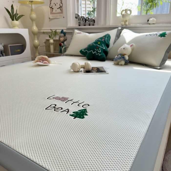 91家纺网 家纺一手货源 找家纺 席世家2025新款满天星绣花豆豆席 小熊树