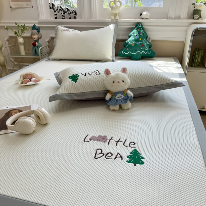 91家纺网 家纺一手货源 找家纺 席世家2025新款满天星绣花豆豆席 小熊树