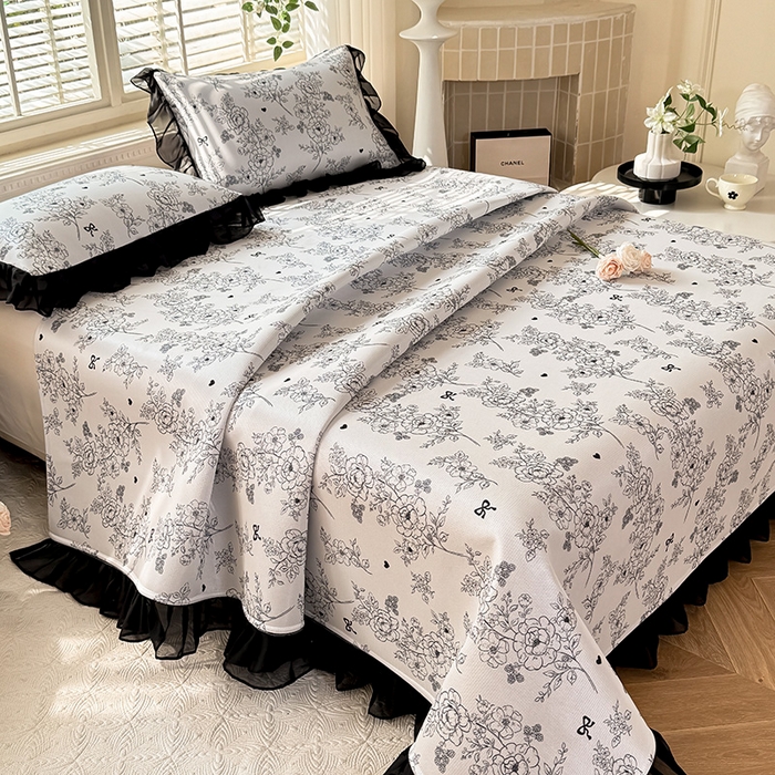 91家纺网 家纺一手货源 找家纺 大麦家纺 2025新款碳光冰丝软凉席夏被四件套 半夏清风