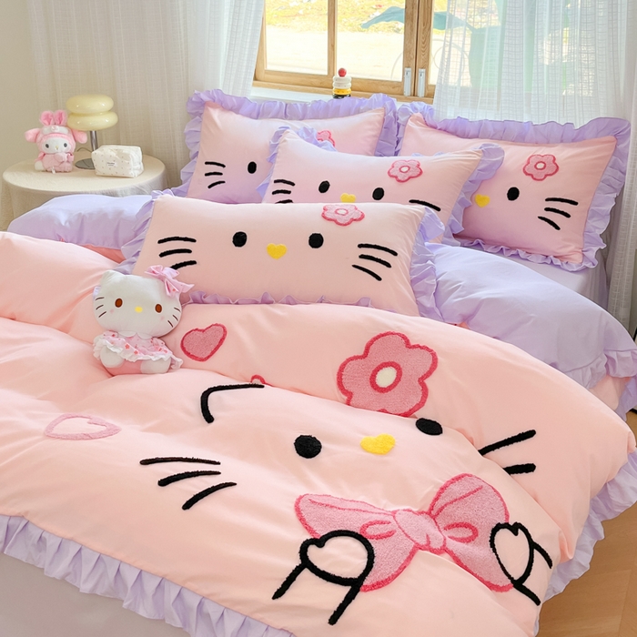 91家纺网 家纺一手货源 找家纺 泉欣家纺 2025新款网红可爱卡通公主风毛巾绣花水洗棉四件套（专版花型）甜甜猫咪 甜甜猫咪-粉紫