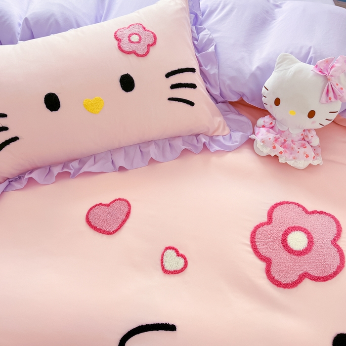 91家纺网 家纺一手货源 找家纺 泉欣家纺 2025新款网红可爱卡通公主风毛巾绣花水洗棉四件套（专版花型）甜甜猫咪 甜甜猫咪-粉紫