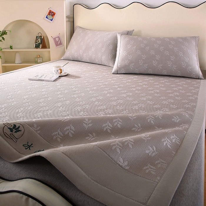 91家纺网 家纺一手货源 找家纺 法莱妮 2025夏季新款A类真凉感丝提花加厚三明治冰豆豆凉席-叶韵系列  叶韵-浅灰