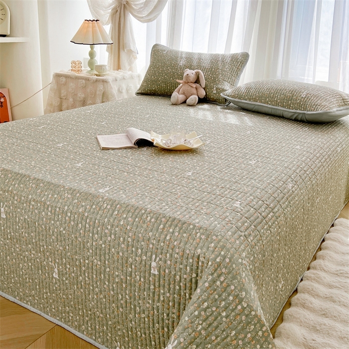 91家纺网 家纺一手货源 找家纺 恒爱 2025新款全棉印花单床盖 瞭望兔-深绿