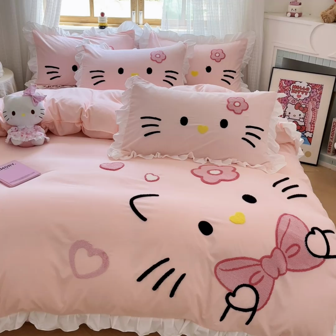 91家纺网 家纺一手货源 找家纺 泉欣家纺 2025新款网红可爱卡通公主风毛巾绣花水洗棉四件套（专版花型）甜甜猫咪 甜甜猫咪-粉玉