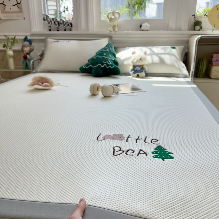 91家纺网 家纺一手货源 找家纺 席世家2025新款满天星绣花豆豆席 小熊树