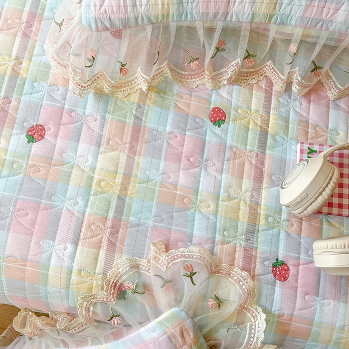 91家纺网 家纺一手货源 找家纺 网红馆 2025新款水洗棉印花床盖四件套 格子草莓