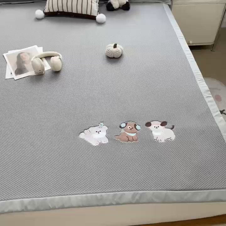 91家纺网 家纺一手货源 找家纺 席世家2025新款满天星绣花豆豆席 俏皮狗