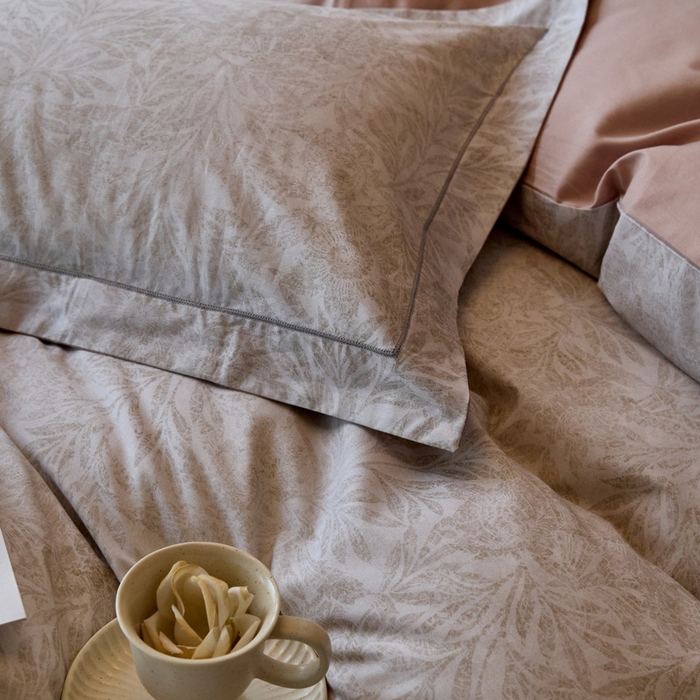 91家纺网 家纺一手货源 找家纺 由丽家纺 2025新款柔棉数码印花四件套系列 云烟-灰