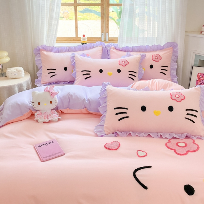 91家纺网 家纺一手货源 找家纺 泉欣家纺 2025新款网红可爱卡通公主风毛巾绣花水洗棉四件套（专版花型）甜甜猫咪 甜甜猫咪-粉紫