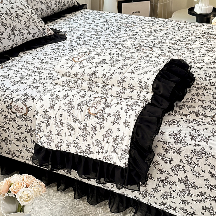 91家纺网 家纺一手货源 找家纺 大麦家纺 2025新款碳光冰丝软凉席夏被四件套 德拉庄园