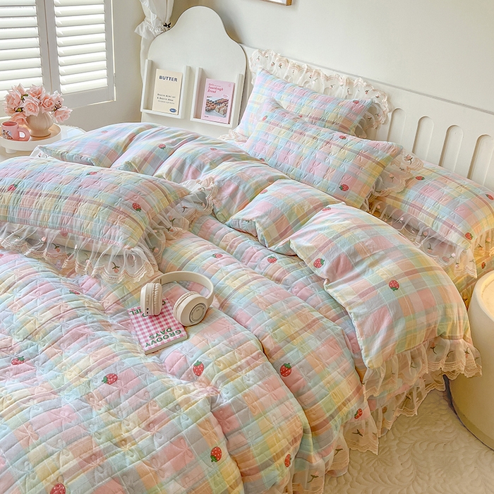 91家纺网 家纺一手货源 找家纺 网红馆 2025新款水洗棉印花床盖四件套 格子草莓