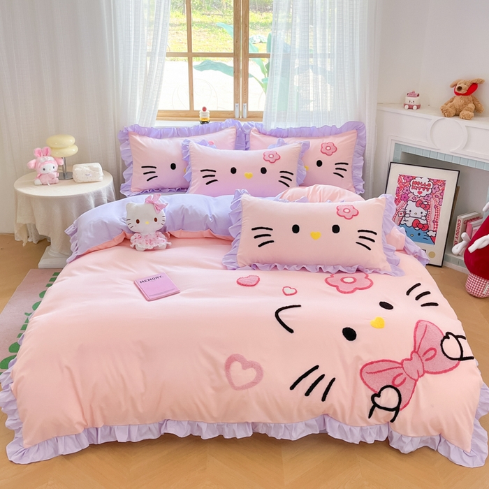 91家纺网 家纺一手货源 找家纺 泉欣家纺 2025新款网红可爱卡通公主风毛巾绣花水洗棉四件套（专版花型）甜甜猫咪 甜甜猫咪-粉紫