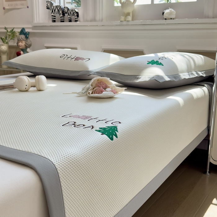 91家纺网 家纺一手货源 找家纺 席世家2025新款满天星绣花豆豆席 小熊树