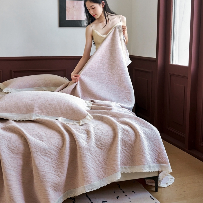 91家纺网 家纺一手货源 找家纺 棠薇家纺2025新款花边款全棉三层细纱色织提花毛巾被夏被空调被毛巾毯 花边知晓驼