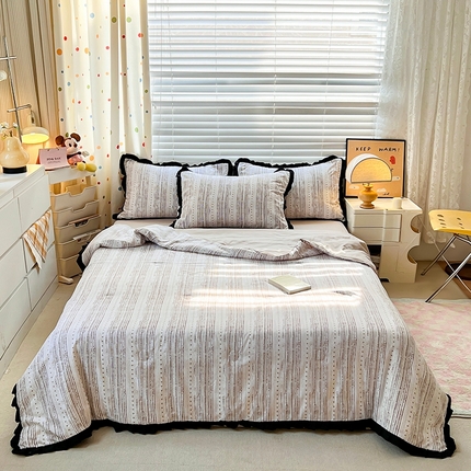 91家纺网 家纺一手货源 找家纺 （总）曼璐家纺 2025新款赫本风黑色花边单夏被韩版荷叶边夏被四件套夏凉被空调被直播爆款