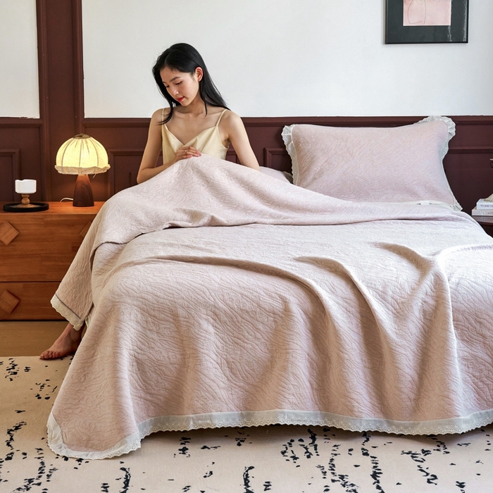 91家纺网 家纺一手货源 找家纺 棠薇家纺2025新款花边款全棉三层细纱色织提花毛巾被夏被空调被毛巾毯 花边知晓驼