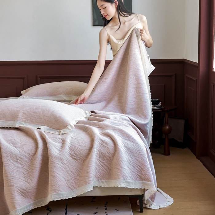 91家纺网 家纺一手货源 找家纺 棠薇家纺2025新款花边款全棉三层细纱色织提花毛巾被夏被空调被毛巾毯 花边知晓驼