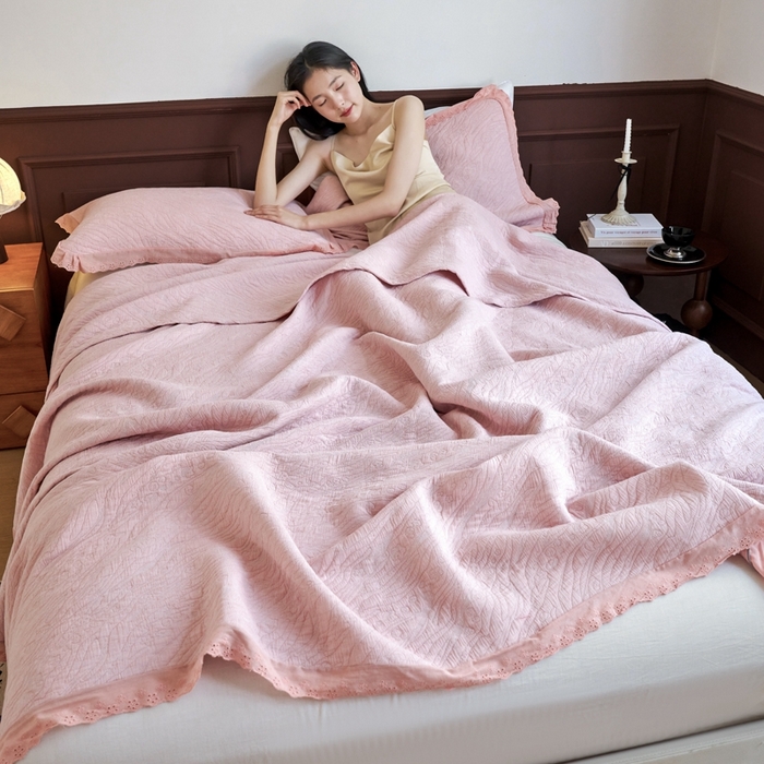 91家纺网 家纺一手货源 找家纺 棠薇家纺2025新款花边款全棉三层细纱色织提花毛巾被夏被空调被毛巾毯 花边知晓粉