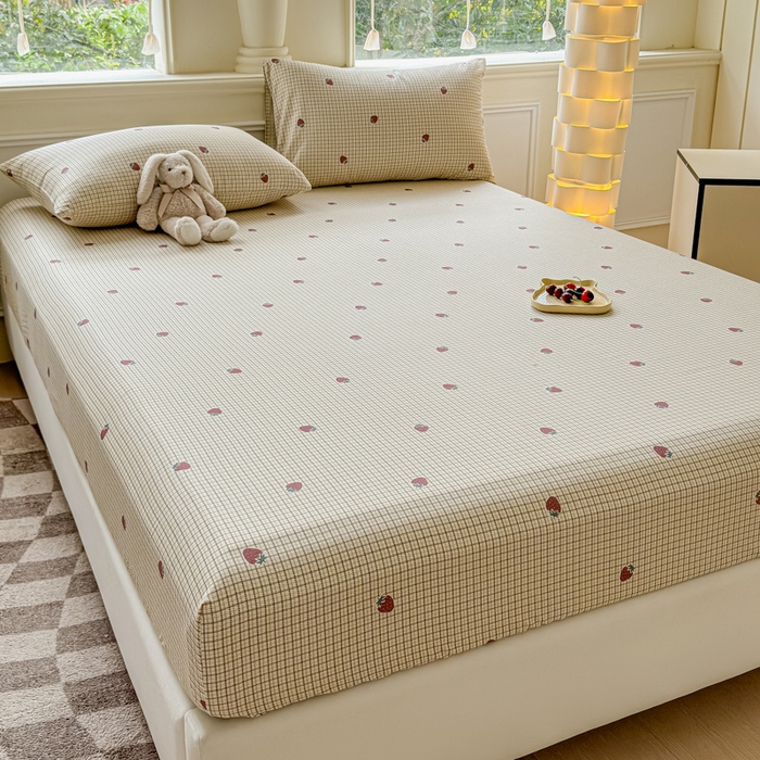 91家纺网 家纺一手货源 找家纺 2025新款全棉床单床笠 格子草莓 床笠款