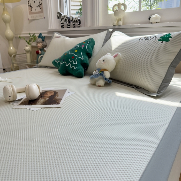 91家纺网 家纺一手货源 找家纺 席世家2025新款满天星绣花豆豆席 小熊树