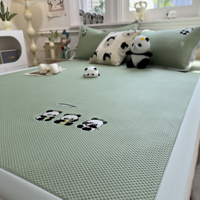 91家纺网 家纺一手货源 找家纺 席世家2025新款满天星绣花豆豆席 嗨皮熊猫