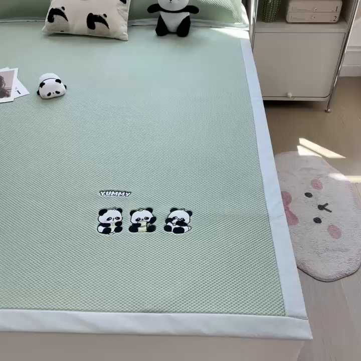 91家纺网 家纺一手货源 找家纺 席世家2025新款满天星绣花豆豆席 嗨皮熊猫