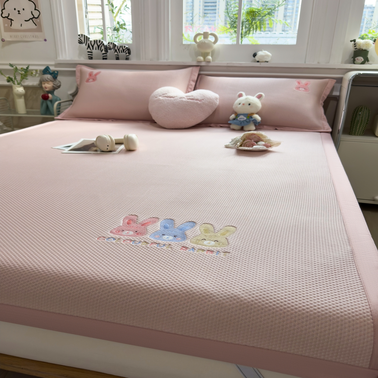 91家纺网 家纺一手货源 找家纺 席世家2025新款满天星绣花豆豆席 长耳兔