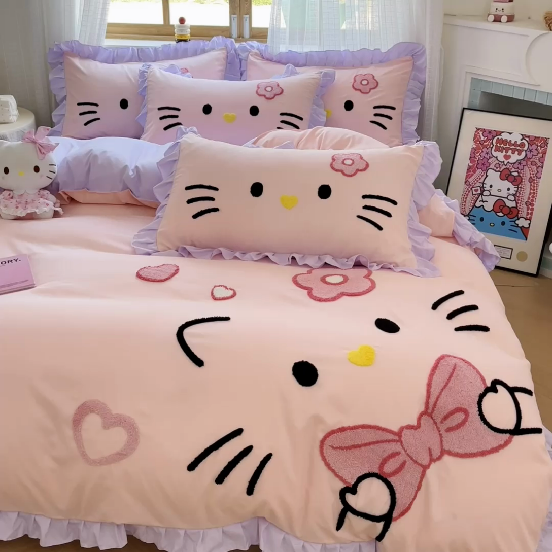 91家纺网 家纺一手货源 找家纺 泉欣家纺 2025新款网红可爱卡通公主风毛巾绣花水洗棉四件套（专版花型）甜甜猫咪 甜甜猫咪-粉紫
