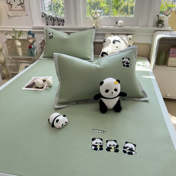 91家纺网 家纺一手货源 找家纺 席世家2025新款满天星绣花豆豆席 嗨皮熊猫