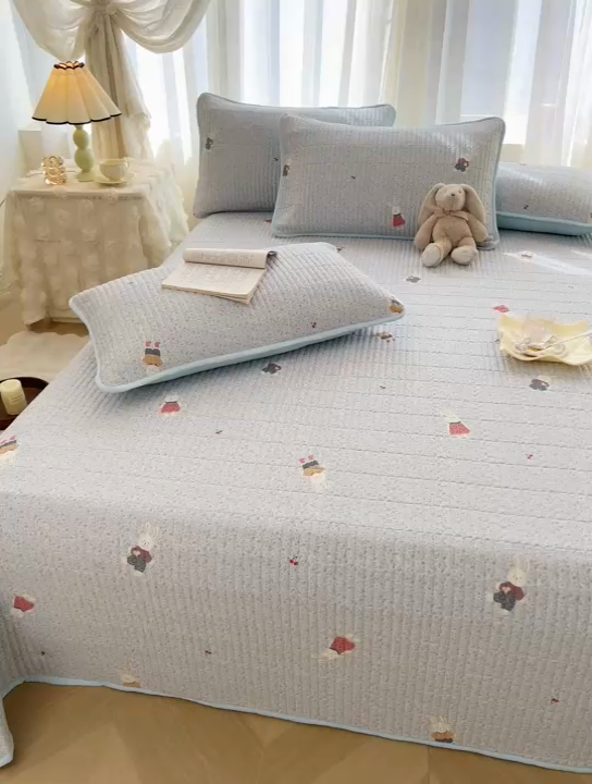 91家纺网 家纺一手货源 找家纺 恒爱 2025新款全棉印花单床盖 公子兔-蓝