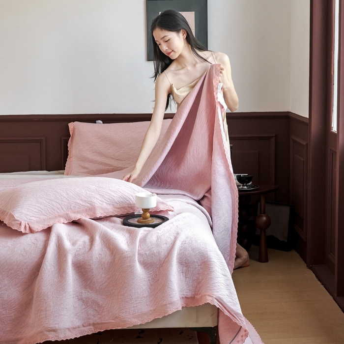 91家纺网 家纺一手货源 找家纺 棠薇家纺2025新款花边款全棉三层细纱色织提花毛巾被夏被空调被毛巾毯 花边知晓粉