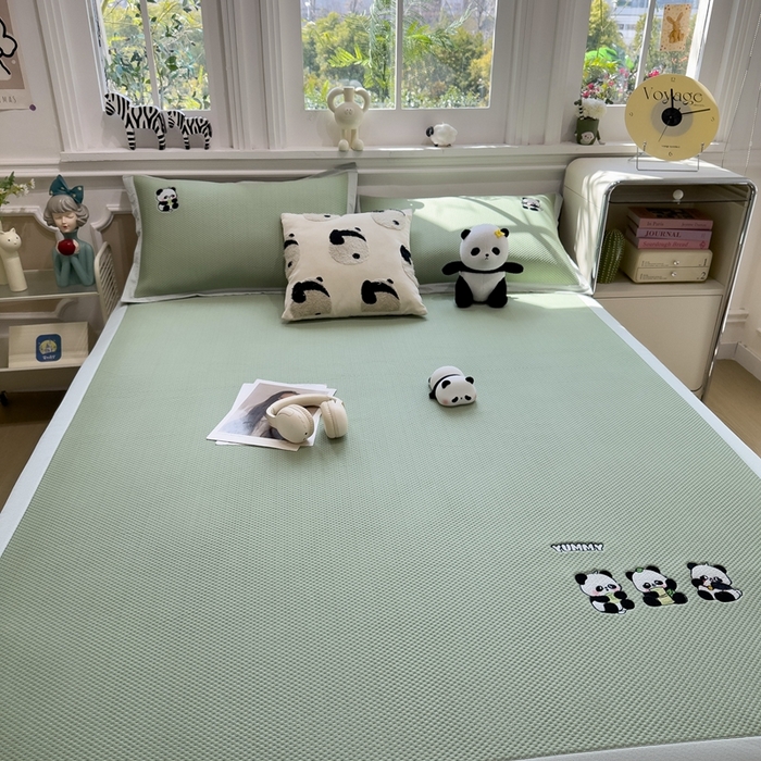 91家纺网 家纺一手货源 找家纺 席世家2025新款满天星绣花豆豆席 嗨皮熊猫