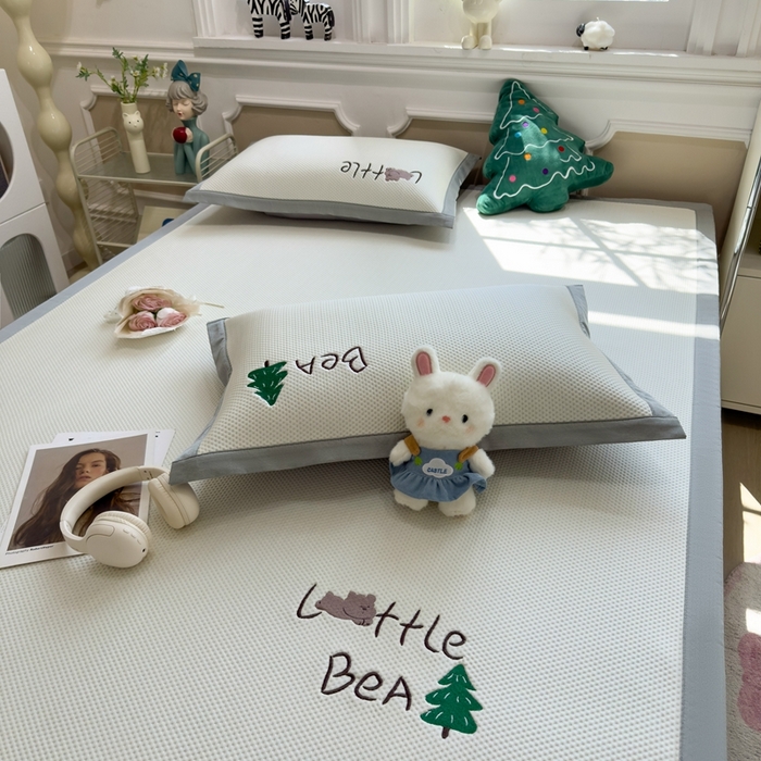 91家纺网 家纺一手货源 找家纺 席世家2025新款满天星绣花豆豆席 小熊树