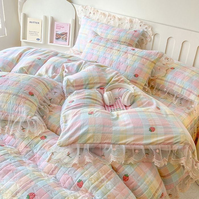 91家纺网 家纺一手货源 找家纺 网红馆 2025新款水洗棉印花床盖四件套 格子草莓