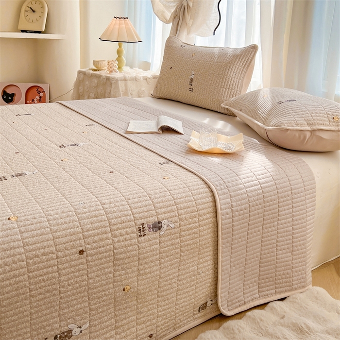 91家纺网 家纺一手货源 找家纺 恒爱 2025新款全棉印花单床盖 公子兔-浅咖