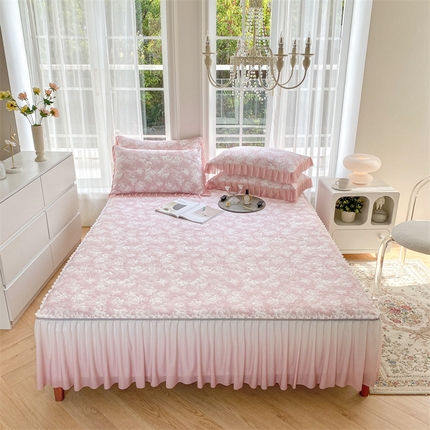 91家纺网 家纺一手货源 找家纺 罗优家纺 2025新款玫瑰提花渐变色床裙款PE凉感席三件套 玫瑰粉