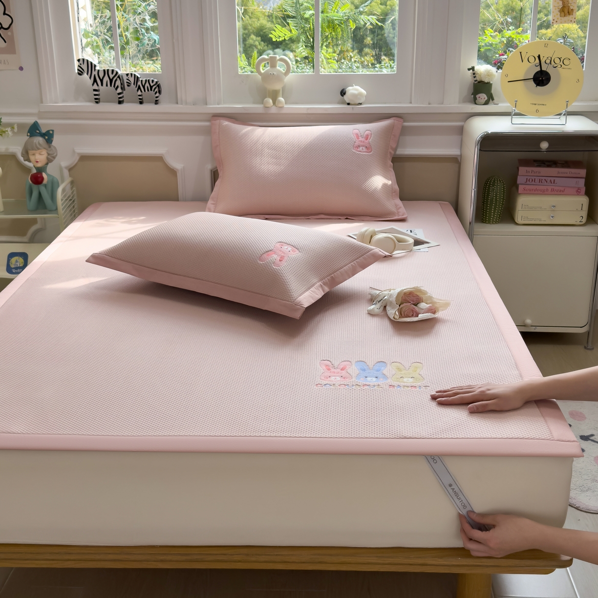 91家纺网 家纺一手货源 找家纺 席世家2025新款满天星绣花豆豆席 长耳兔