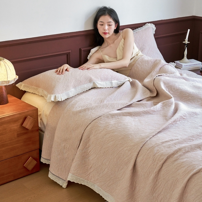 91家纺网 家纺一手货源 找家纺 棠薇家纺2025新款花边款全棉三层细纱色织提花毛巾被夏被空调被毛巾毯 花边知晓驼