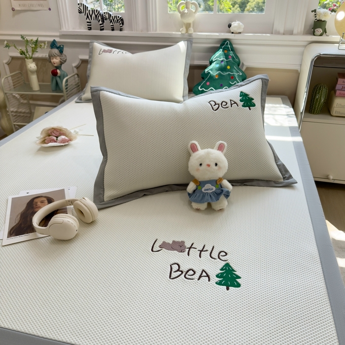 91家纺网 家纺一手货源 找家纺 席世家2025新款满天星绣花豆豆席 小熊树