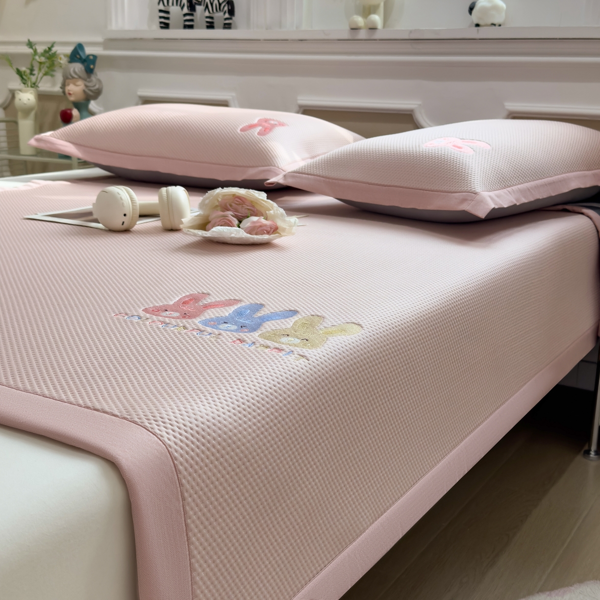 91家纺网 家纺一手货源 找家纺 席世家2025新款满天星绣花豆豆席 长耳兔