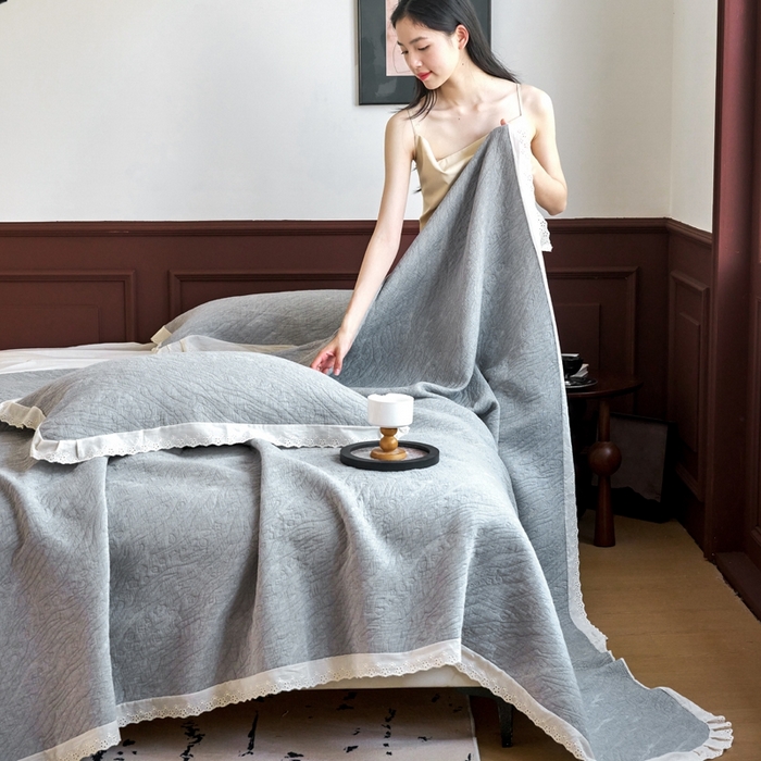 91家纺网 家纺一手货源 找家纺 棠薇家纺2025新款花边款全棉三层细纱色织提花毛巾被夏被空调被毛巾毯 花边知晓灰