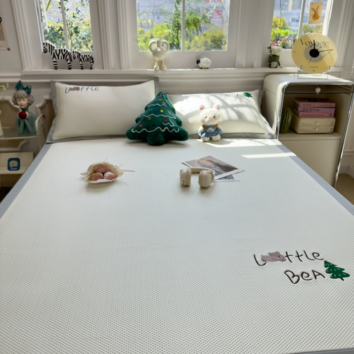 91家纺网 家纺一手货源 找家纺 席世家2025新款满天星绣花豆豆席 小熊树