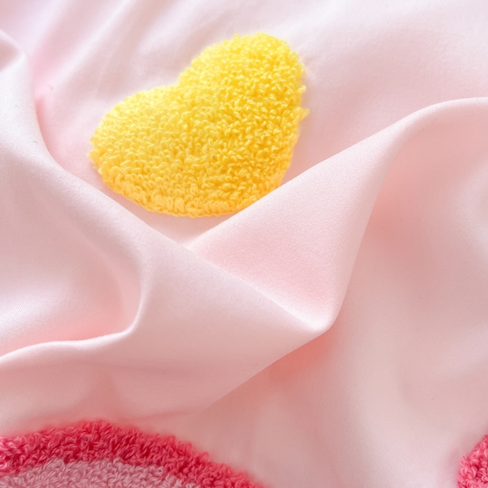 91家纺网 家纺一手货源 找家纺 泉欣家纺 2025新款网红可爱卡通公主风毛巾绣花水洗棉四件套（专版花型）甜甜猫咪 甜甜猫咪-粉紫