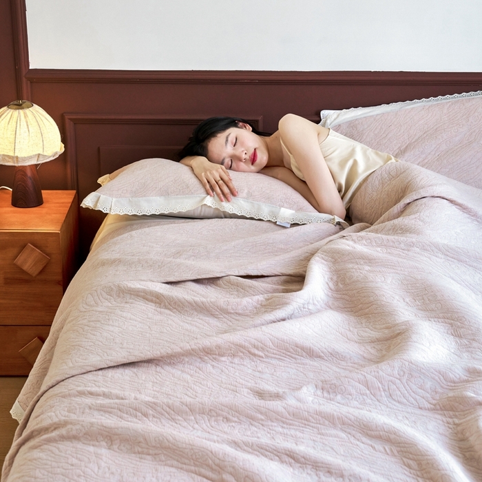 91家纺网 家纺一手货源 找家纺 棠薇家纺2025新款花边款全棉三层细纱色织提花毛巾被夏被空调被毛巾毯 花边知晓驼